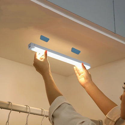 Barra de luz LED inalámbrica recargable por USB con sensor de movimiento, luz nocturna magnética para armario, lámpara portátil inalámbrica para cocina.