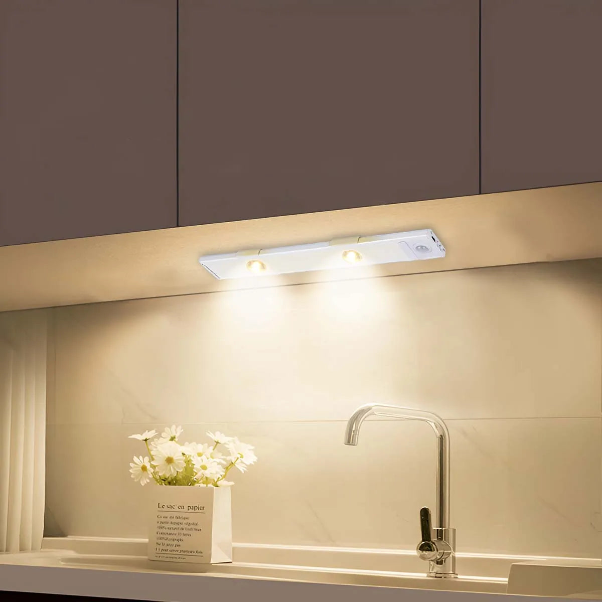 Lámpara LED inalámbrica con sensor de movimiento, recargable por USB, con 3 colores ajustables, ideal para cocinas, armarios, dormitorios y escaleras.